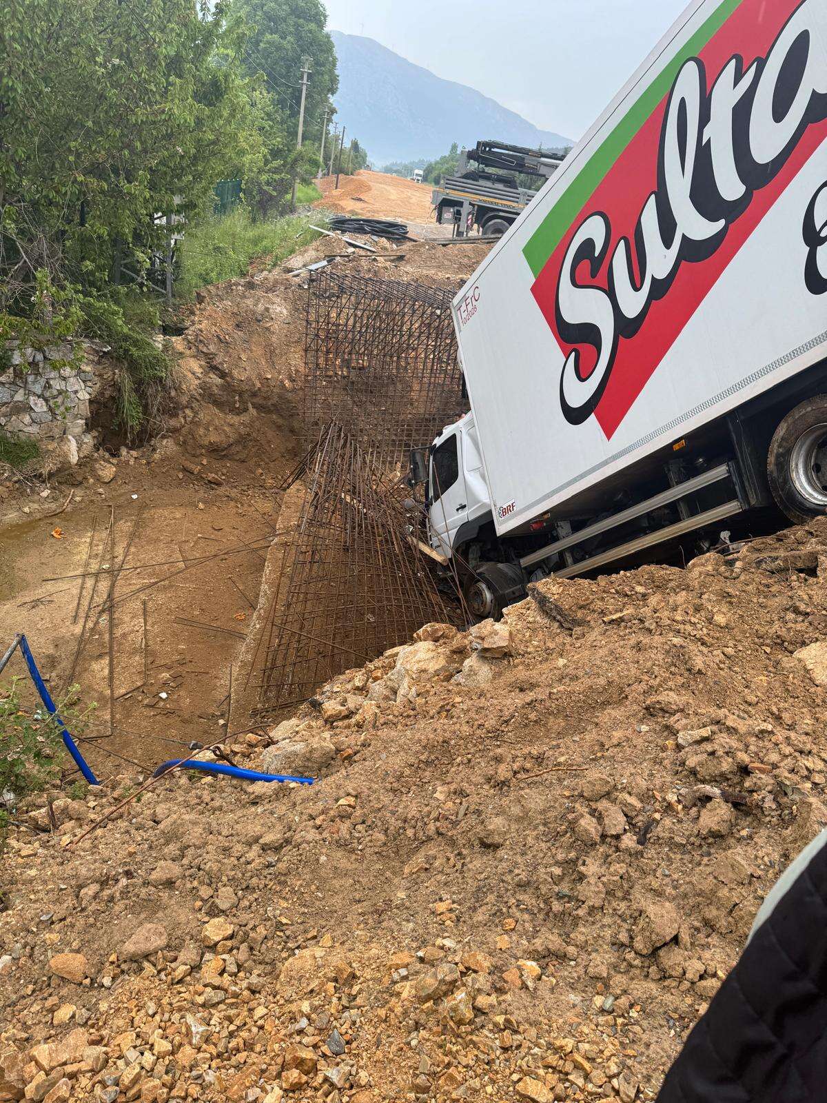 Menteşe'de Korkutan Kaza, TIR Sürücüsü Ölümden Döndü 3